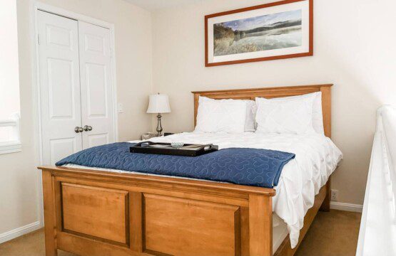 A good night’s sleep is priceless. Our heavenly Queen size bed is just what you need to wake up feeling refreshed and ready to start your vacation right! Who’s ready to explore?!