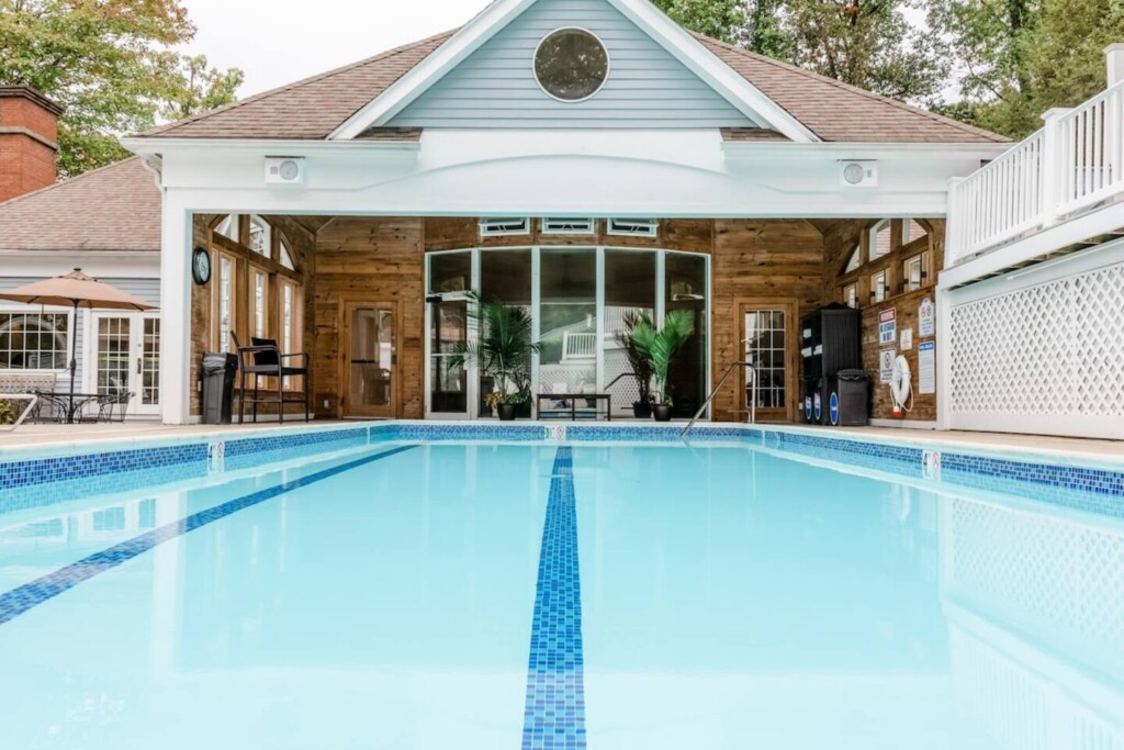 Come enjoy this Complimentary Clubhouse (Clubhouse 1) during your stay! Just a short walk from your villa and features a jacuzzi, sauna, and cardio room! A laundry facility is also available (fees apply).
