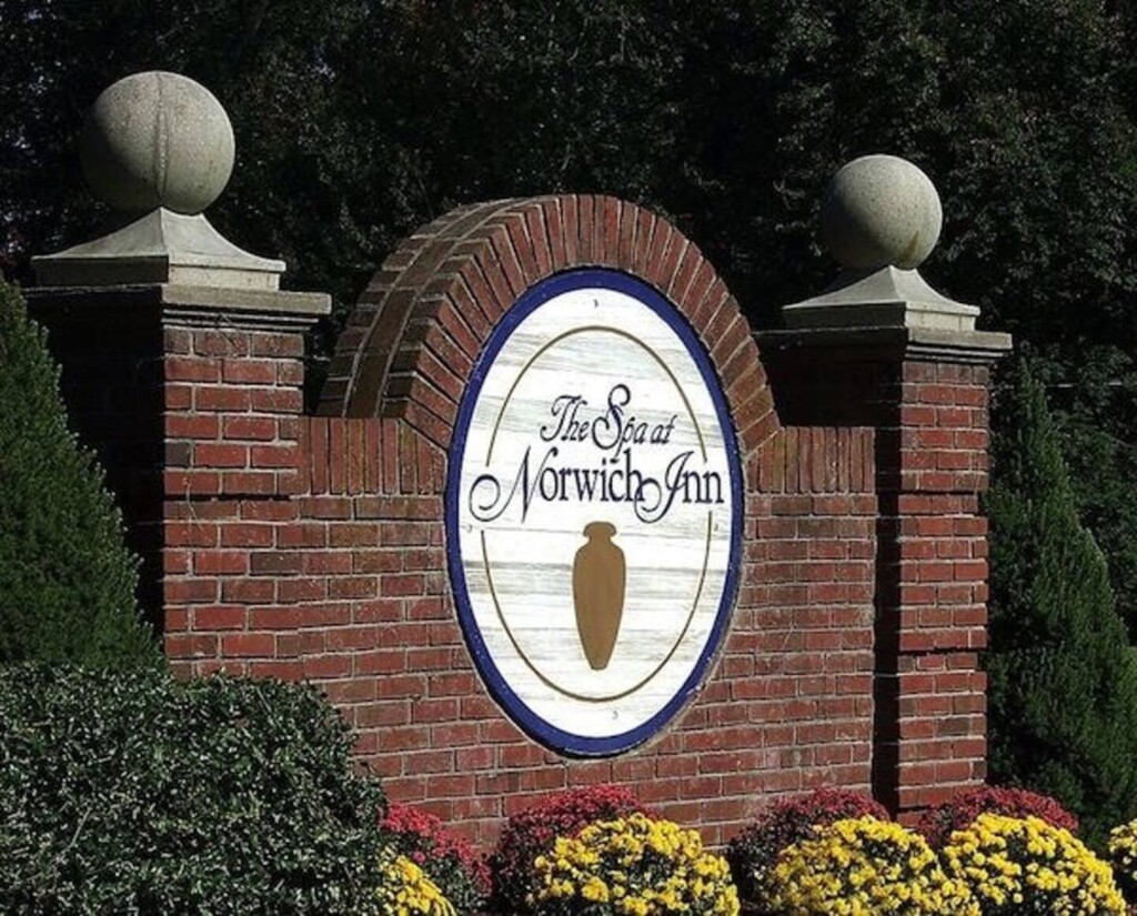 Welcome to the Spa at Norwich Inn! Our Villas are steps away from the front entrance to the Inn. Book a relaxing spa package to complete your stay!
