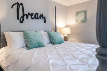 Dreaming of the perfect trip? Stay, relax, refresh & repeat. King Size Master Bed.