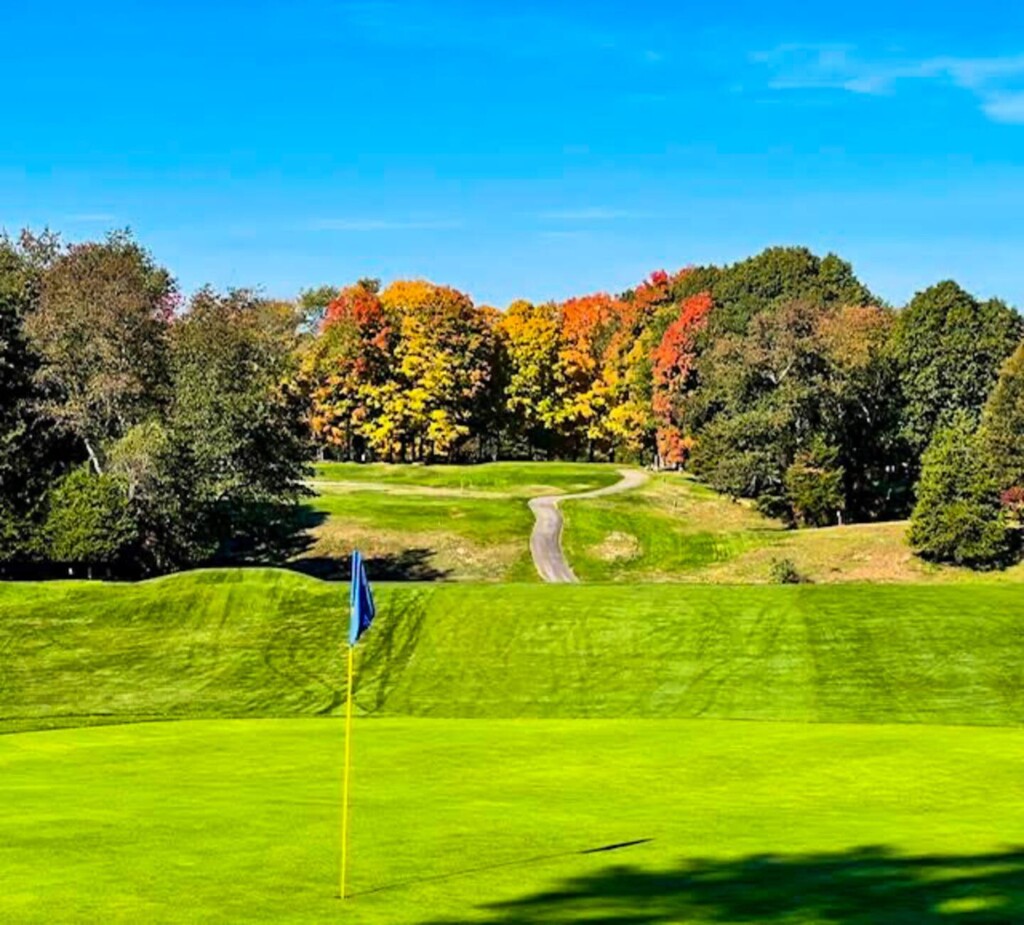 Enjoy a trip to Connecticut in the Fall and venture out on a leisure fall foliage drive to experience the vibrant scenery and falling leaves. You’ll never want to visit anywhere else this time of year!