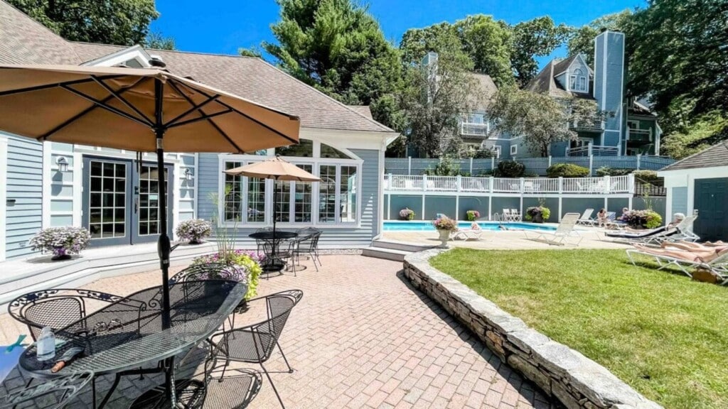 Come enjoy this Complimentary Clubhouse (Clubhouse 1) during your stay! Just a short walk from your villa and features a jacuzzi, sauna, and cardio room! A laundry facility is also available (fees apply).
