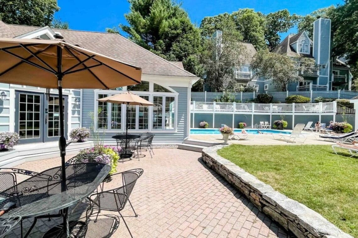 Come enjoy this Complimentary Clubhouse (Clubhouse 1) during your stay! Just a short walk from your villa and features a jacuzzi, sauna, and cardio room! A laundry facility is also available (fees apply).