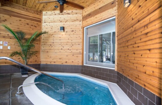 Your hot tub is located in ClubHouse 1. Short two-minute walk and is open year-round! Remember to wear your orange wristbands! These will be provided upon check-in.