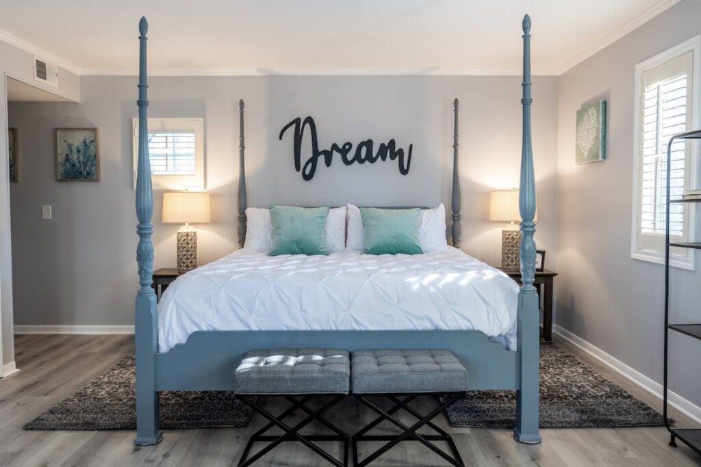 A good night’s sleep is priceless. Our heavenly King size bed is just what you need to wake up feeling refreshed and ready to start your vacation right! Who’s ready to explore?!