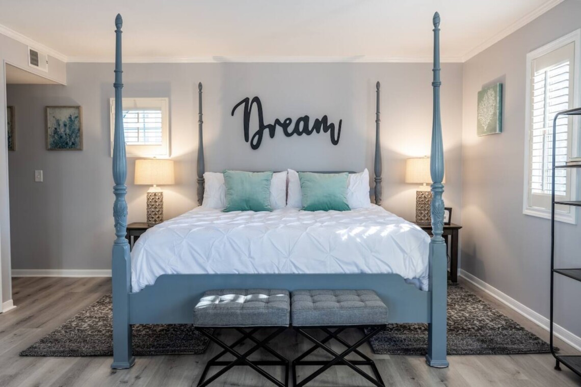 A good night’s sleep is priceless. Our heavenly King size bed is just what you need to wake up feeling refreshed and ready to start your vacation right! Who’s ready to explore?!