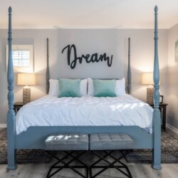 A good night’s sleep is priceless. Our heavenly King size bed is just what you need to wake up feeling refreshed and ready to start your vacation right! Who’s ready to explore?!
