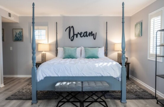 A good night’s sleep is priceless. Our heavenly King size bed is just what you need to wake up feeling refreshed and ready to start your vacation right! Who’s ready to explore?!