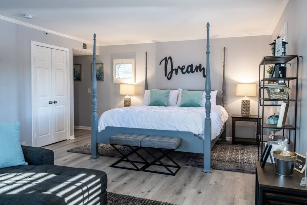 Dreaming of the perfect trip? Stay, relax, refresh & repeat. King Size Master Bed.
