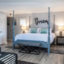 Dreaming of the perfect trip? Stay, relax, refresh & repeat. King Size Master Bed.