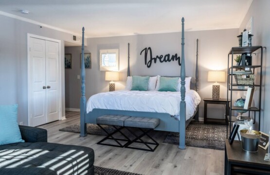 Dreaming of the perfect trip? Stay, relax, refresh & repeat. King Size Master Bed.